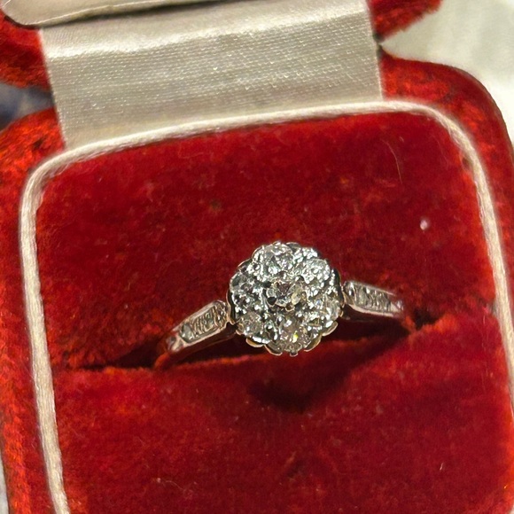 Estate Jewelry - Vintage 18k & platinum two tone natural diamond cluster ring size 6.25